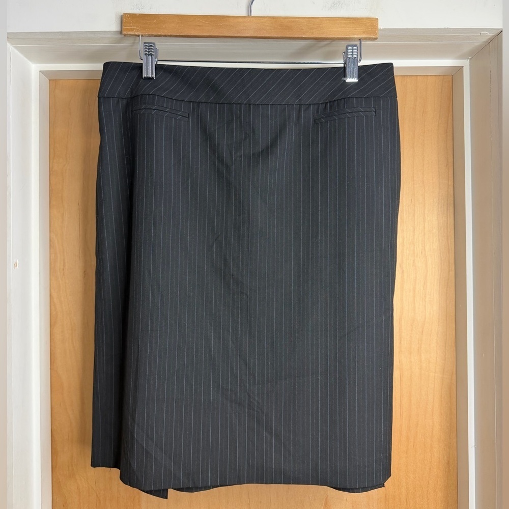 Ann Taylor Loft Women’s Black and White Pinstripe Pencil Skirt. Size: 12Petite